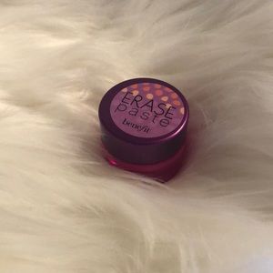 Benefit Erase Paste